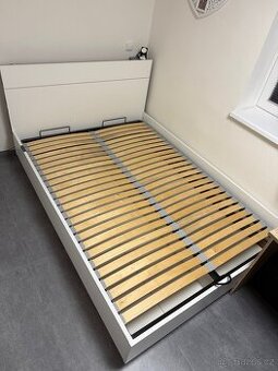 Postel 140x200 a úložným prostorem, roštem a čelem