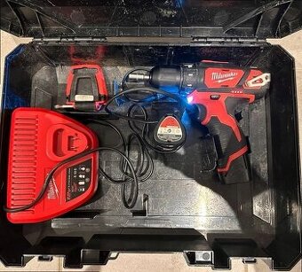 Milwaukee M12 aku šroubovák s příslušenstvím