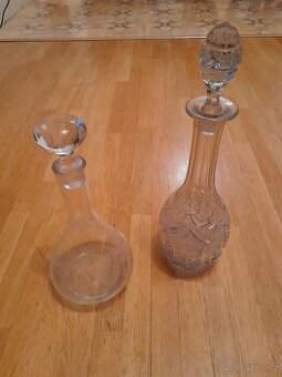 Křišťálová a skleněná karafa