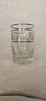 Sklenicky se stribrnym motivem