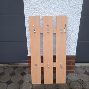 Dřevěný věšák na bundy