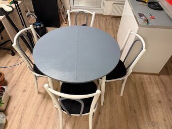 Jídelní stůl se židlemi