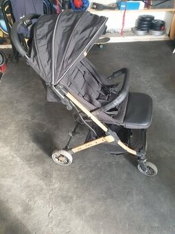 Krásný skládací kočárek  Momi