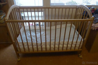 Dřevěná dětská postýlka na kolečkách