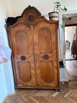 Starožitná skříň