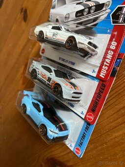 Hot Wheels Mustang Evolution set (3 auta)