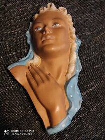 Nástěnná keramická plastika ženy
