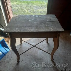 Starý dřevěný stůl