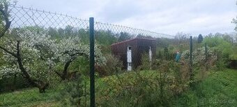 Prodej parcely s celoročně obyvatelnou chatkou. - 1