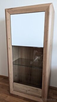 Závěsná skříňka prosklená nová, 57x119x36 cm