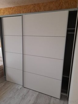 Skříň  odouvcí dveře.