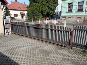 pojezdová brána po kolejnici