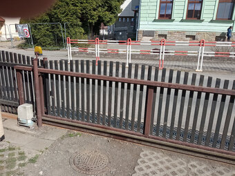 pojezdová brána po kolejnici