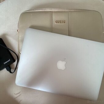 MacBook Air 2017 + externí disk 1TB + Guess obal