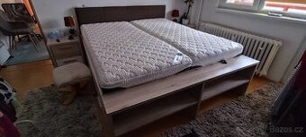 Manželská postel 200x180 s knihovnou a úložným prostorem