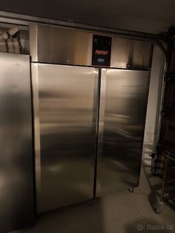 Nerezová mrazící skříň