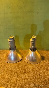 Závěsná světla z továrny.