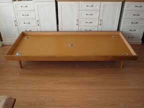 STARÁ POSTEL NA NOŽIČKÁCH 90 x 200 cm