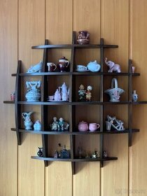 Dřevěná polička včetně dekorace