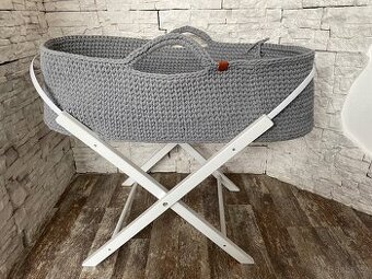 Ručně pletený Mojžíšův koš + dřevěná stolička