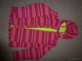 prodám dívčí softsehlovou bundu s kapucí