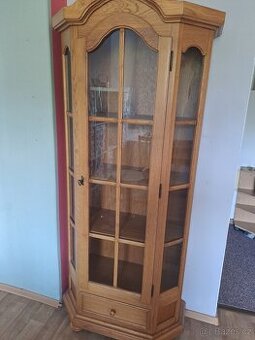 Rustikální prosklená komoda