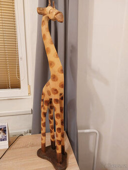 Krásná dekorace-dřevěná žirafa