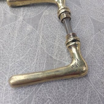 Staré velké mosazné kliky.