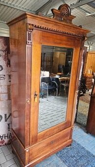 Starožitná skříň se zrcadlem