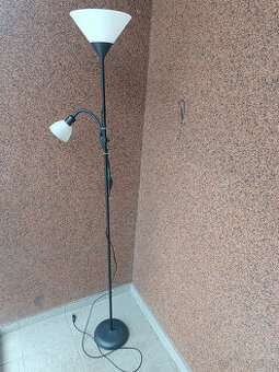 stojací lampa černá