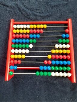 Drevěné počítadlo s umělohmotnými kuličkami, vyrobeno v ČR