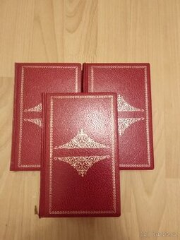 Soubor 3 zdobených knih v AJ