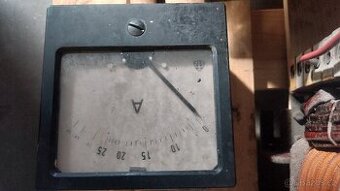 Analogový ampermetr