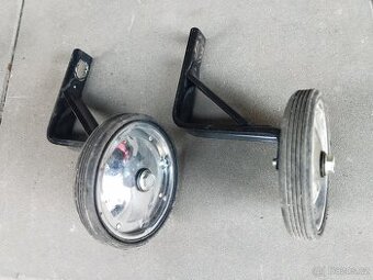 Pomocné kolečka a vodící tyč