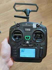 Radiomaster tx12 s tbs crossfire modulom na fpv dron