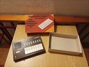 Retro dětský elektronický klavír