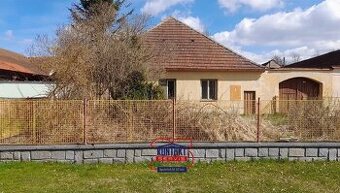 Prodej vesnické usedlosti s rozsáhlými pozemky u Telče - 1