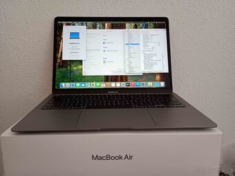 MacBook Air 13 palců Apple M1 chip 8 GB RAM 256 ssd 190 cykl