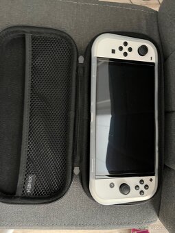 Nintendo Switch OLED plus pouzdro a nalepená folie