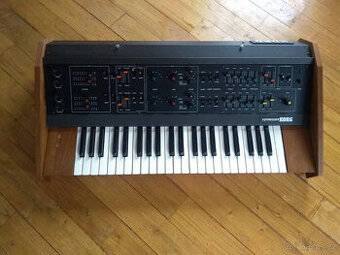 Analogový syntezátor Korg 800 DV z roku 1975, rarita