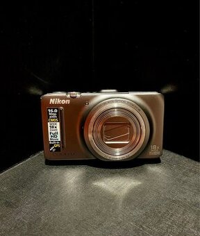 Nikon Coolpix S9300 – kompaktní fotoaparát s 18× zoomem