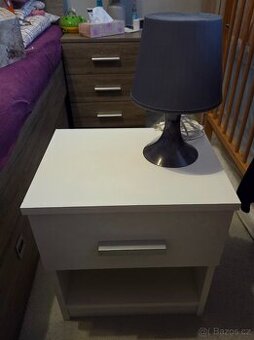 Noční stolek JYSK, lampička IKEA