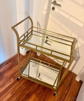 Nový mobilní servírovací stolek