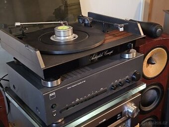 Zesilovač NAD a gramofon Tesla NC470