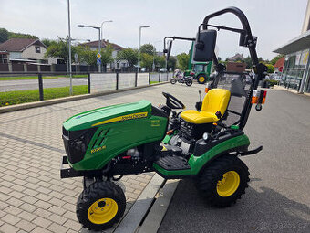 Předváděcí traktor John Deere 1026R.