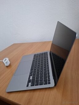 Macbook Air 13 palců M1 chip 16GB RAM 256 SSD