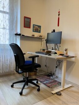 Polohovaci pracovni stul