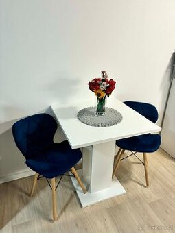 Jídelní stůl se židlemi