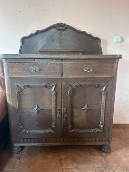 Set starožitného nábytku a hodiny pendlovky Suchý