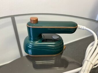 Mini napařovací žehlička